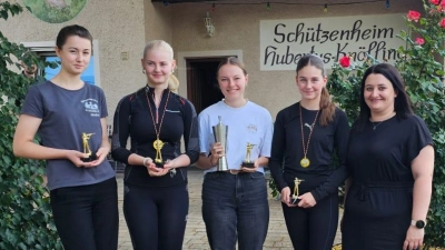 Preisträger des Stumfollgedächtniss-Pokals von li. nach re: Madita Schwandtner, Mia Horoszak, Lena Eva, Jana Stahl, und Jugendleiterin Franziska Wolf.  (Bild: Angelika Stahl)