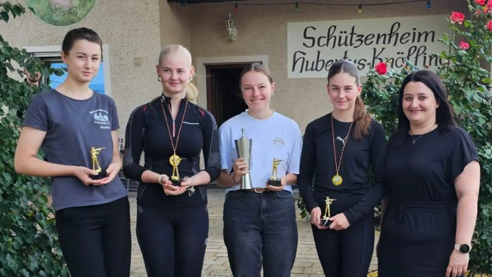 Preisträger des Stumfollgedächtniss-Pokals von li. nach re: Madita Schwandtner, Mia Horoszak, Lena Eva, Jana Stahl, und Jugendleiterin Franziska Wolf.  (Bild: Angelika Stahl)