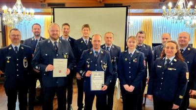 Ehrungen der Feuerwehr Wurz. Christian Gleißner (mitte) erhielt die Bayrische Ehrennadel der Jugendfeuerwehr in Silber für über 21 Jahre offizielle Jugendarbeit. (Bild: Sebastian Weidner)