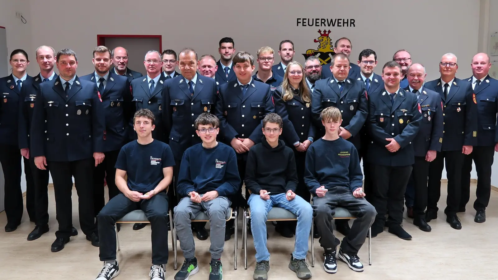 Am Ende des Ehrenabends stellten sich alle verdienten Kameradinnen und Kameraden der Aktiven Wehr zusammen. Sitzend von links die Jugendfeuerwehrler: Simon Ertl, Melvin Lohr, Vincent Wiesneth und Florian Pröm. (Bild: Stephanie Wölfl)