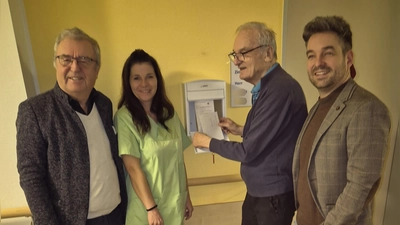 Von links nach rechts: 1. Bürgermeister Toni Dutz; Betreuungskraft Sabrina; Bewohner J. P.; 2ter. Bürgermeister Michael Dutz (Archivbild: Monika Forster )