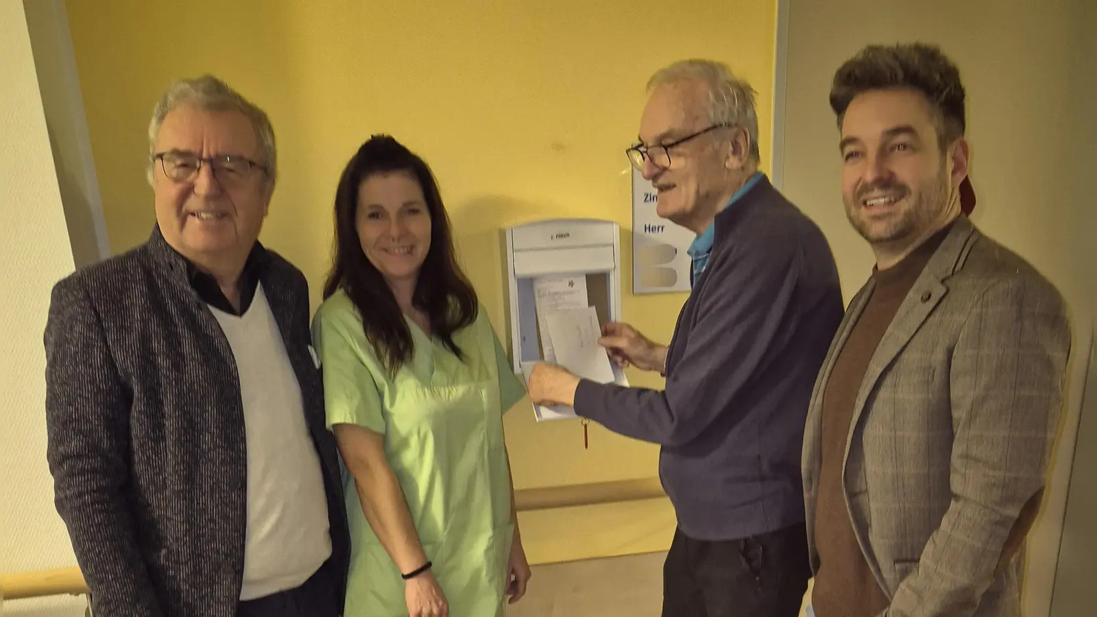 Von links nach rechts: 1. Bürgermeister Toni Dutz; Betreuungskraft Sabrina; Bewohner J. P.; 2ter. Bürgermeister Michael Dutz (Archivbild: Monika Forster )