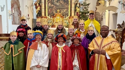 Die Lintacher Sternsinger-Ministrannten mit Pfarrer Gudapati  (Bild: Manuela Stockner)