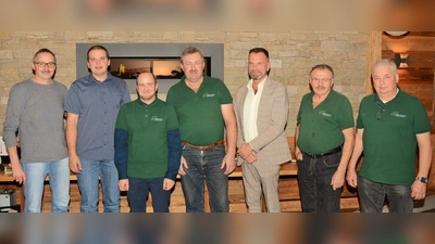 Die alte und neue Vorstandschaft Erwin Kolb, Matthias Kohl, Martin Ströhl, Bernhard Linder, Vorstand Robert Pirner, Gerhard Übler und Alfons Hubmann (Bild: Emil Renner)