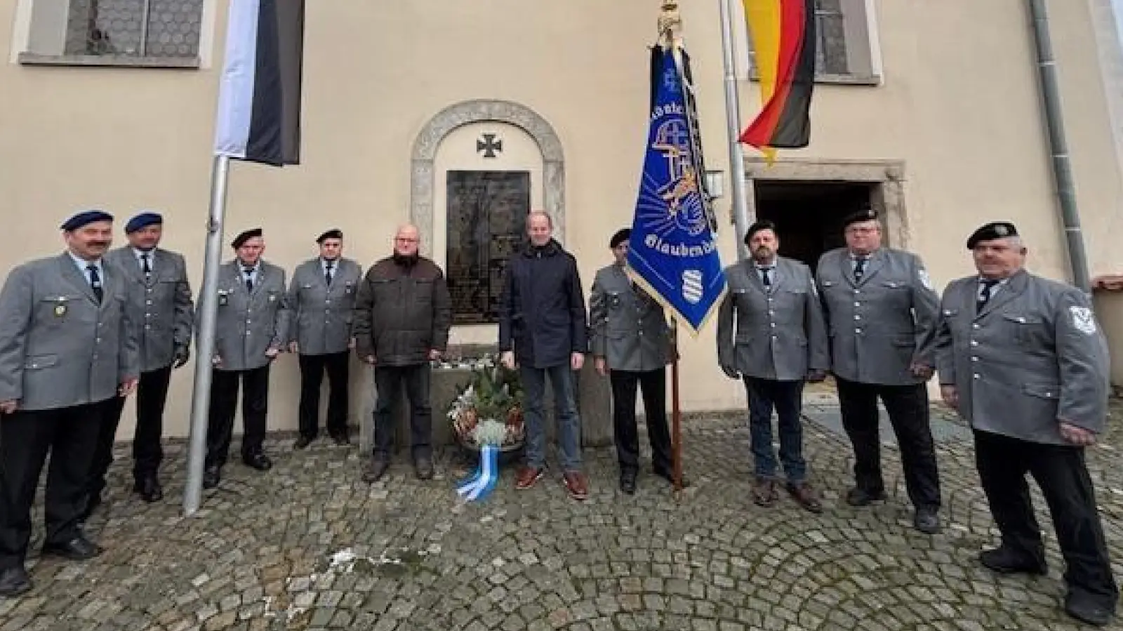 Am Kriegerdenkmal in Woppenhof legte die SKK Glaubendorf zusammen mit Bürgermeister Konrad Kiener eine Gedenkschale nieder. (Bild: Konrad Kiener)