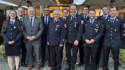 Zur Auszeichnung gratulierten nebst Kommandantin Stefanie Rupprecht (FF Trondorf) KBR Christof Strobl, Landrat Richard Reisinger und Bürgermeister Peter Achatzi den Geehrten Markus Rupprecht (2.v.r.), Alexander Rupprecht (4.v.r.) und Thomas Brandt (5.v.r.) sowie die Kameraden der örtlichen Feuerwehren. (Bild: Martina Beierl)
