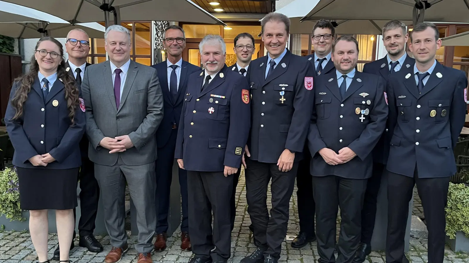 Zur Auszeichnung gratulierten nebst Kommandantin Stefanie Rupprecht (FF Trondorf) KBR Christof Strobl, Landrat Richard Reisinger und Bürgermeister Peter Achatzi den Geehrten Markus Rupprecht (2.v.r.), Alexander Rupprecht (4.v.r.) und Thomas Brandt (5.v.r.) sowie die Kameraden der örtlichen Feuerwehren. (Bild: Martina Beierl)