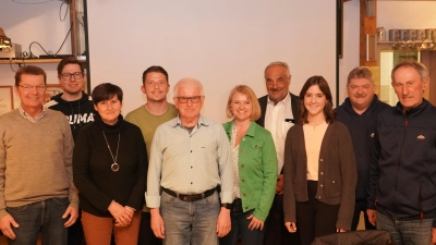 Josef Götz (Fünfter von links) steht weiterhin der der Spitze des Tennisclub (TC) Waldthurn. Marlene Greiner (Dritte von rechts) ist zukünftig als neue Tennis - Jugendwartin für das Training mit Kinder- und Jugendlichen zuständig. (Bild: Franz Völkl)
