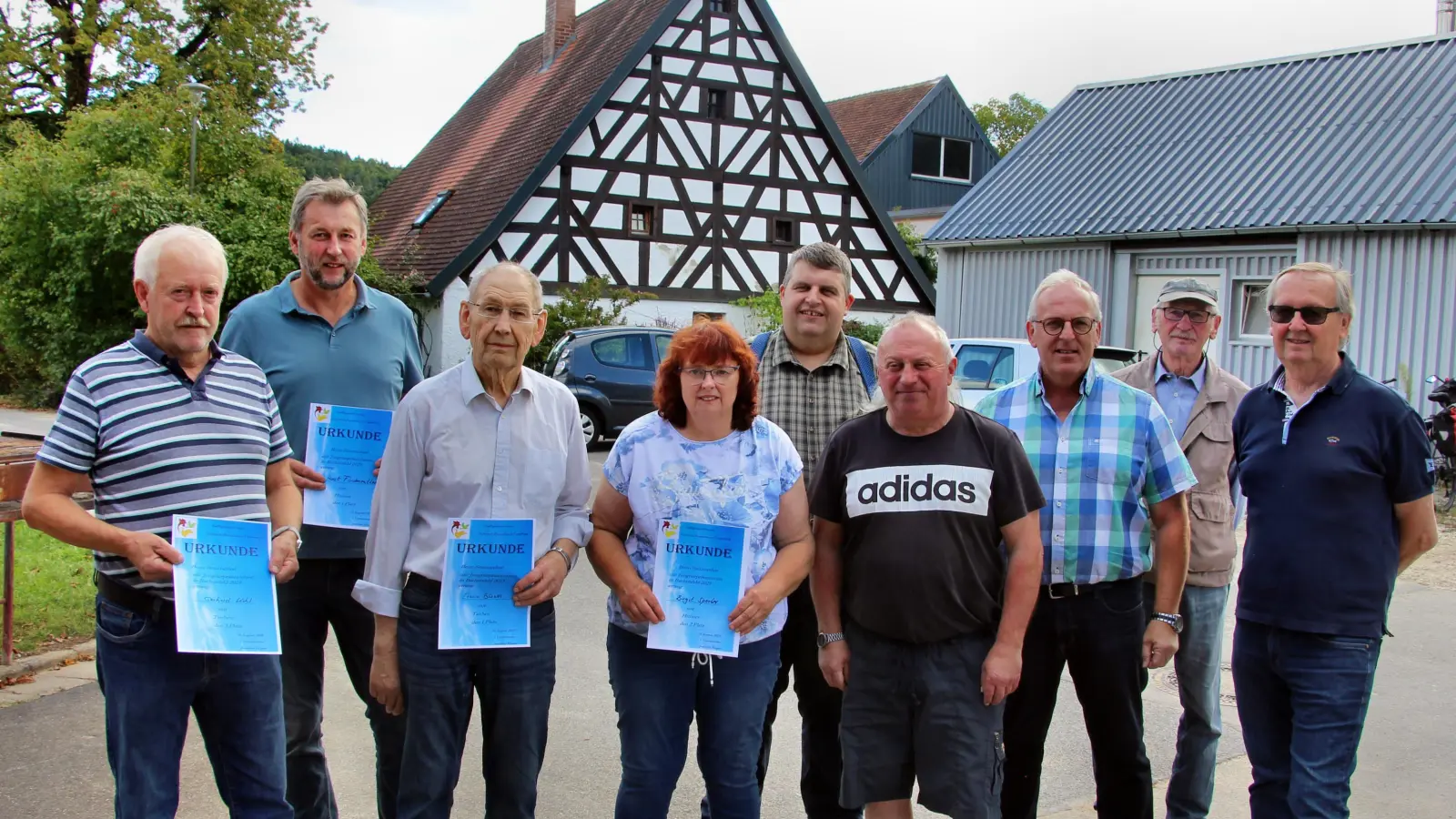 Die erfolgreichsten Züchter wurden mit Urkunden belohnt. <br>Von links: Gerhard Kohl, Horst Förderreuther, Erwin Bürner, Birgit Sperber, Bürgermeister Dieter Dehling, Leonhard Renner, Kreisrat Winfried Franz, Ehrenvorsitzender Jürgen Speigl und Vorsitzender Joachim Hagen.  (Bild: Leonhard Ehras)