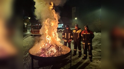 Hell loderte das Feuer beim Christbaumverbrennen in den Nachthimmel.Die Feuerwehr hielt Brandwache. (Bild: Josef Söllner)
