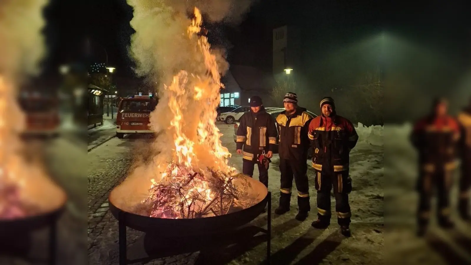 Hell loderte das Feuer beim Christbaumverbrennen in den Nachthimmel.Die Feuerwehr hielt Brandwache. (Bild: Josef Söllner)