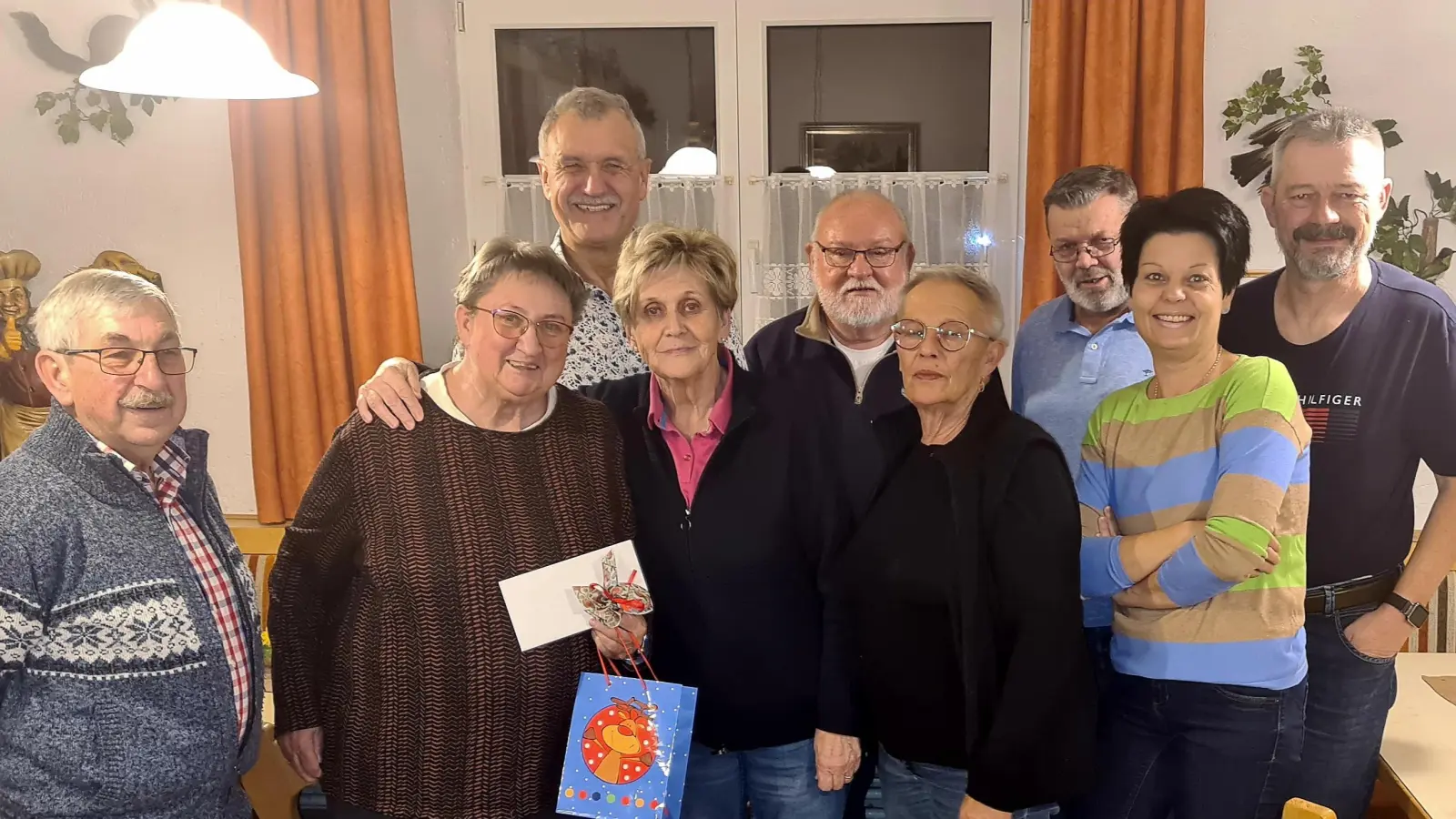 Die Gewinner des Preisschafkopfs der Kameradschaft (von links): Josef Lang, Edith Lang, Hans-Jürgen Gmeiner, Rita Meßner, Dieter Hirsch, Petra Kithier-Hirsch und Günther Meßner. (Bild: Reinhard Kreuzer)