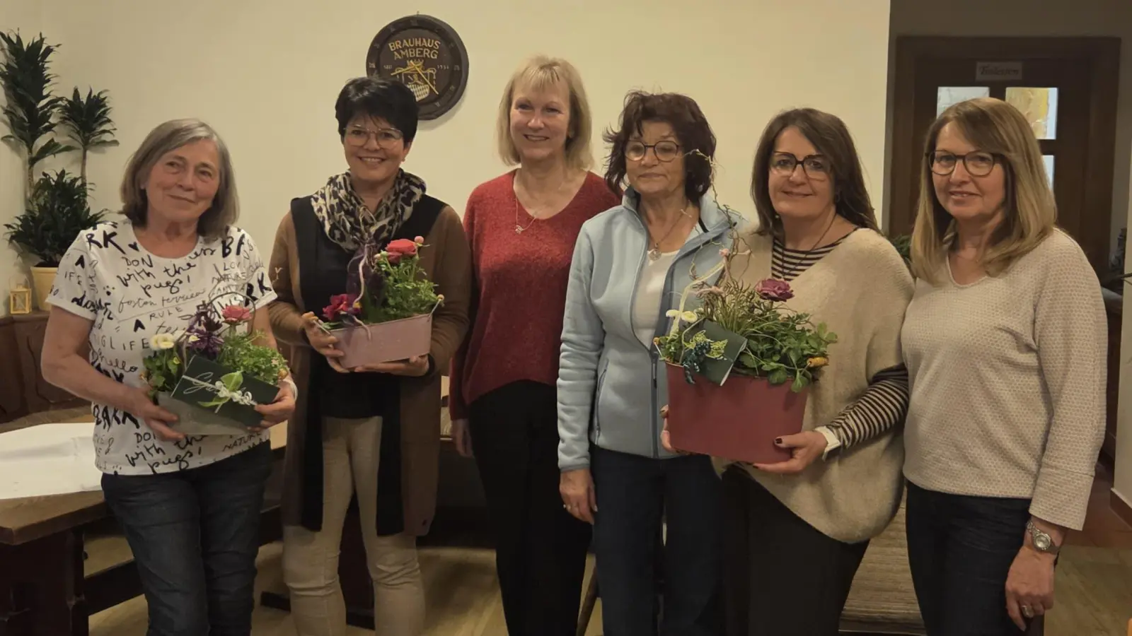 von links nach rechts: Annette Barth, Gabi Pässler, Bürgermeisterin Brigitte Bachmann-Mühlinghaus, 1. Vorsitzende Annita Utz, Heike Herbst, 2. Vorsitzende Petra Danhauser  (Bild: Elmar Halk )