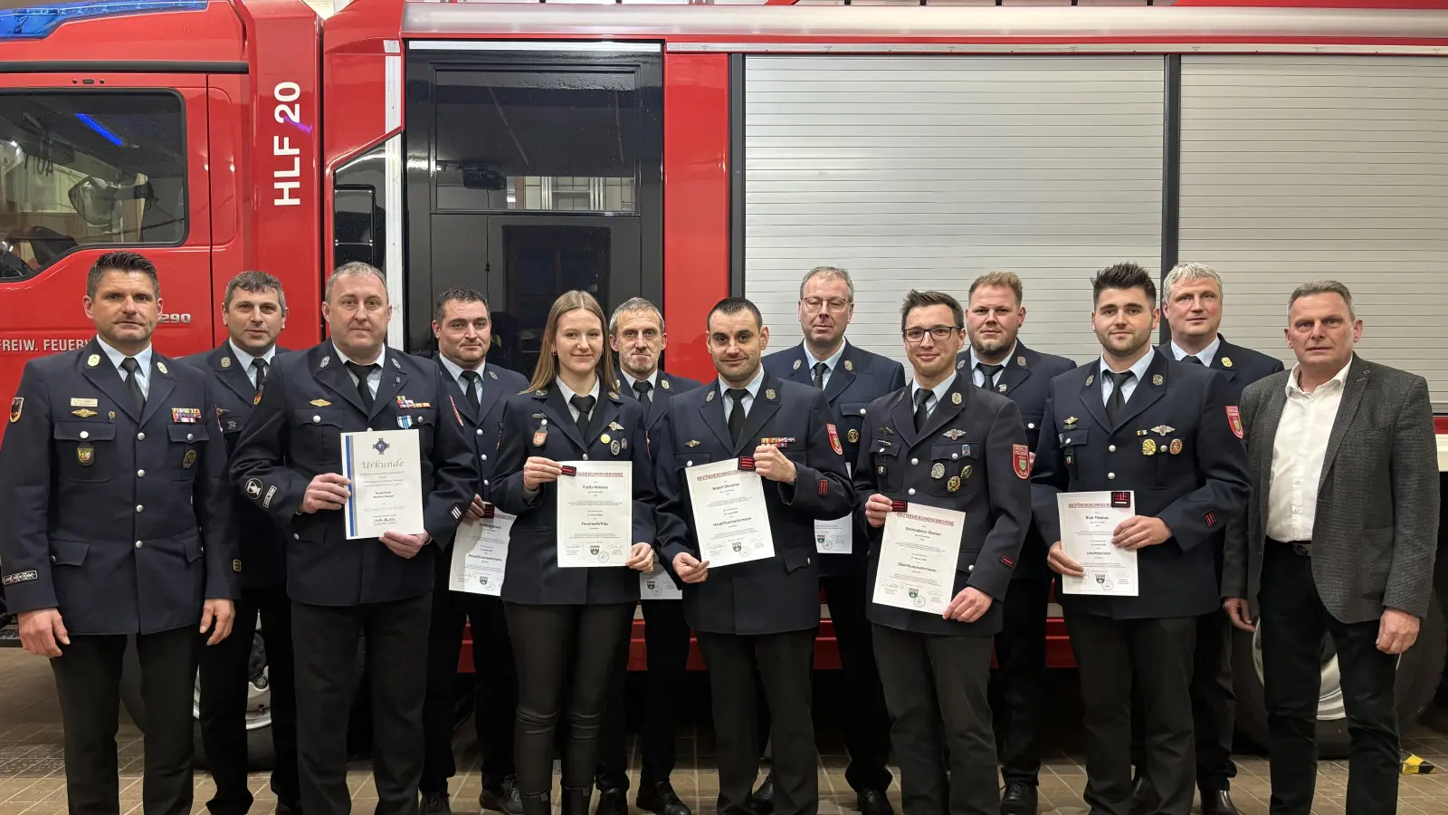 Kommandant Brandstätter Andreas, stellv. Kommandant Pflug Klaus, Neuber Bernhard, Bauer Andreas, Fuchs Antonia, Neuber Günther, Bayerl Christian, Heinrich Martin, Schmaderer Florian, Biersl Fabian, Blab Thomas, KBI Weinfurtner Christian, Bürgermeister Eckl Norbert. (Bild: Lukas Neuber)