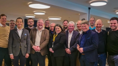 Foto zeigt die neue Vorstandschaft und Ehregäste wie Albert Rupprecht (Bild: Ahmed E-Zein)