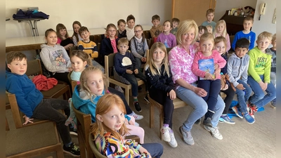 Ein Volltreffer wurde einmal mehr der Vorlesenachmittag in der Stadt- und Pfarrbücherei. 30 Kindergartenkinder, Erst-, Zweit- und Drittklässler ließen sich von Hildegard Feyrer und den von ihr vorgetragenen Abenteuern des „Hexe Lakritze“ faszinieren. (Bild: Werner Schulz)