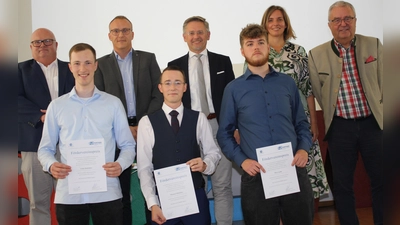 Verleihung der Fördervereinspreis. hintere Reihe von links: Hartmut Seidler, Leiter des Informatik Campus - Dr. Bastian Roth, indibit GmbH - Tobias Reiß, 1, Vizepräsident des Bayerischen Landtags - Laura Weber, Mitglied des Bayerischen Landtags - Toni Dutz, Vertreter des Sachaufwandsträgers, 1. Bürgermeister der Marktgemeinde Wiesau. Vordere Reihe von links: Felix Holfelder, Informatiktechniker, Manuel Melchner, Wirtschaftsinformatiker, Max Gahn, Fachinformatiker. (Bild: Hartmut Seidler)