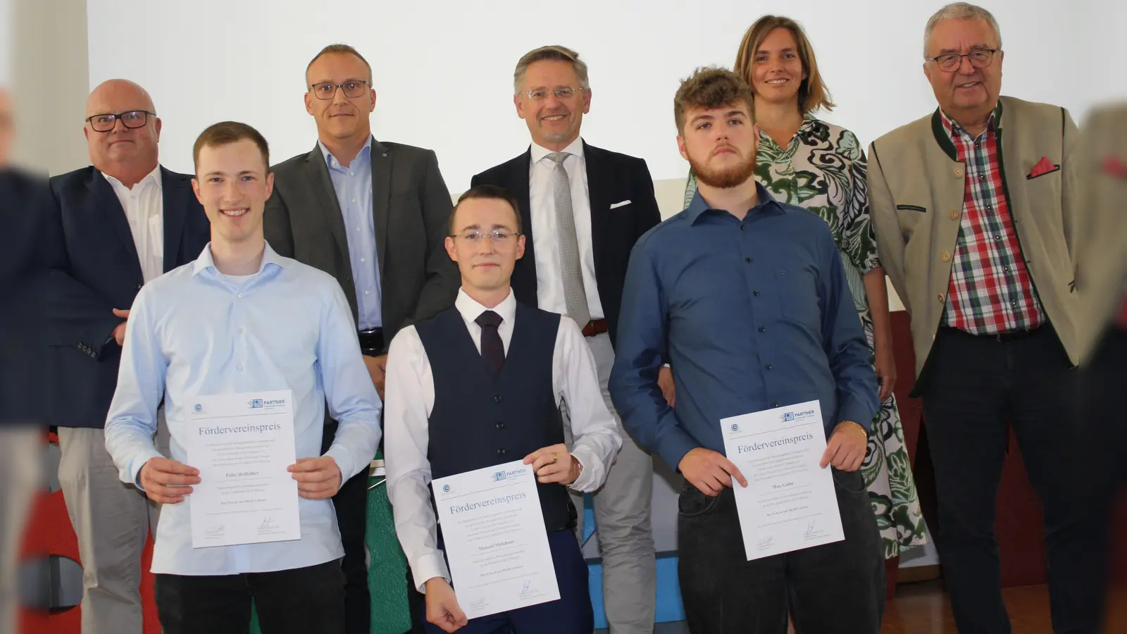 Verleihung der Fördervereinspreis. hintere Reihe von links: Hartmut Seidler, Leiter des Informatik Campus - Dr. Bastian Roth, indibit GmbH - Tobias Reiß, 1, Vizepräsident des Bayerischen Landtags - Laura Weber, Mitglied des Bayerischen Landtags - Toni Dutz, Vertreter des Sachaufwandsträgers, 1. Bürgermeister der Marktgemeinde Wiesau. Vordere Reihe von links: Felix Holfelder, Informatiktechniker, Manuel Melchner, Wirtschaftsinformatiker, Max Gahn, Fachinformatiker. (Bild: Hartmut Seidler)