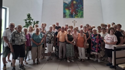 Die Teilnehmer des Auslugs vor dem Altarbild in der Autobahnkirche in Himmelkron (Bild: Cilla Helm)