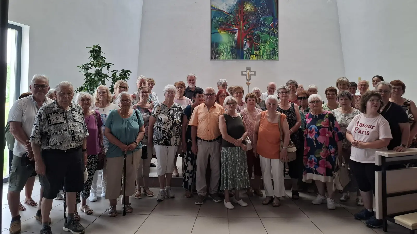 Die Teilnehmer des Auslugs vor dem Altarbild in der Autobahnkirche in Himmelkron (Bild: Cilla Helm)