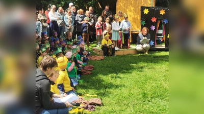 Die Kinder der Kita Don Bosco mit dem pädagogischen Personal bei der Aufführung (Bild: Elisabeth Kick)