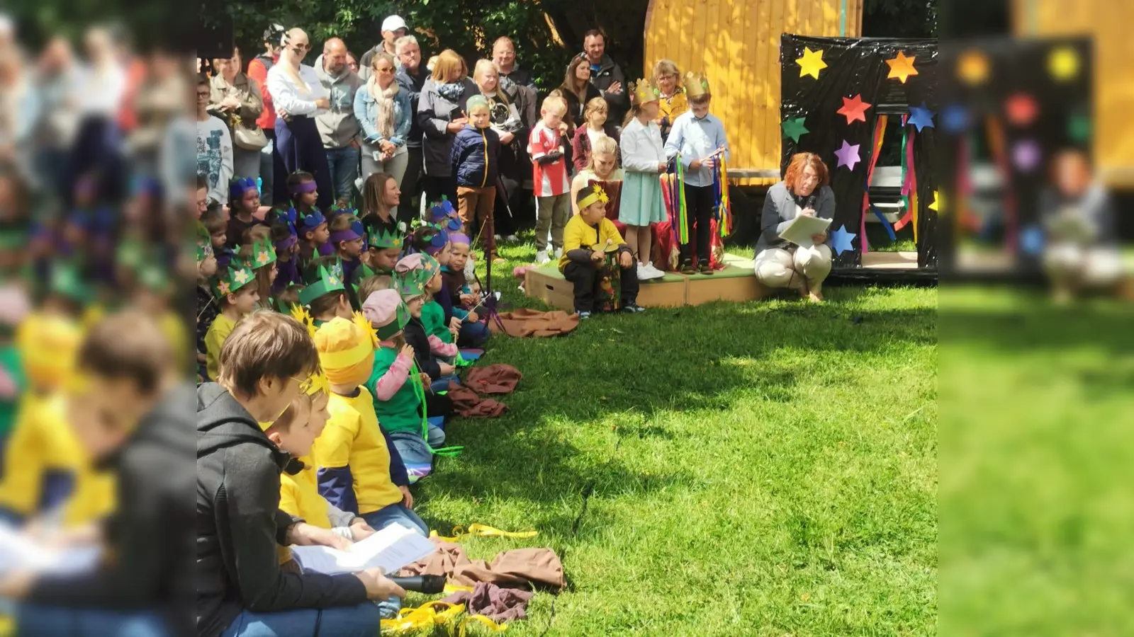 Die Kinder der Kita Don Bosco mit dem pädagogischen Personal bei der Aufführung (Bild: Elisabeth Kick)