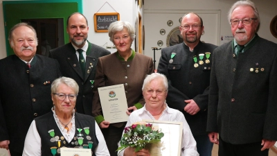 V. l. Ehrenmitglied des OSB Ludwig Mayer, Margot Bohl, Thomas Singer, Cornelis Seel,<br>Agnes Rückerl, Schützenmeister Christian Amberger und Oberschützenmeister a.D.<br>Norbert Schmidt. (Bild: Marion Schneider)