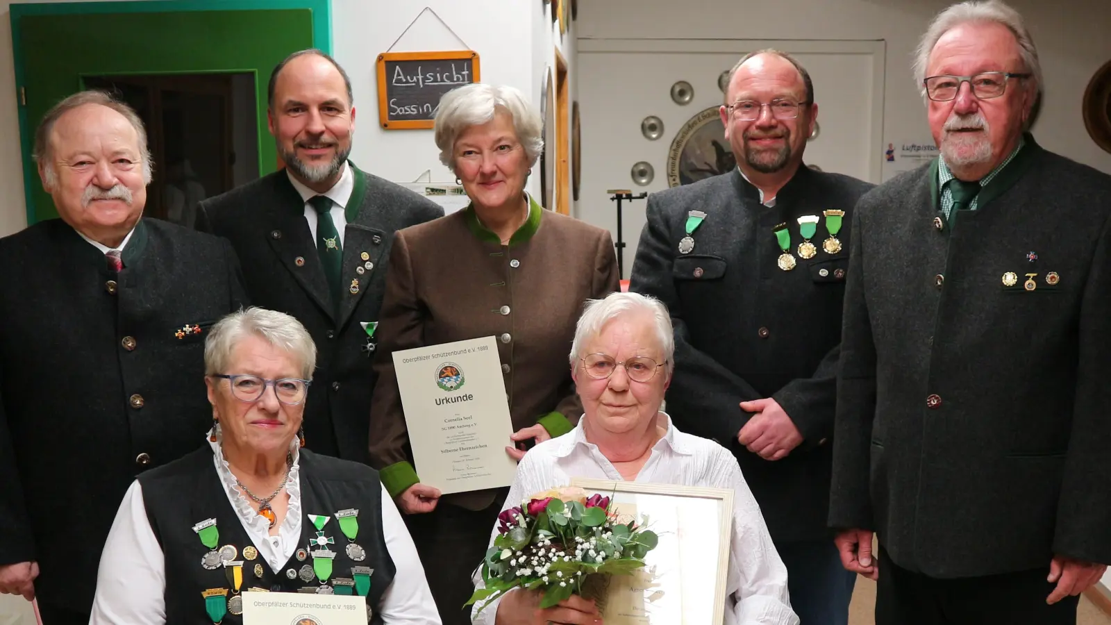 V. l. Ehrenmitglied des OSB Ludwig Mayer, Margot Bohl, Thomas Singer, Cornelis Seel,<br>Agnes Rückerl, Schützenmeister Christian Amberger und Oberschützenmeister a.D.<br>Norbert Schmidt. (Bild: Marion Schneider)