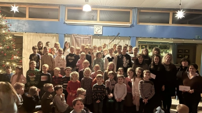 Grundschüler und Vorschulkinder gestalteten eine ansprechende Adventsfeier. (Bild: Kerstin Högler)