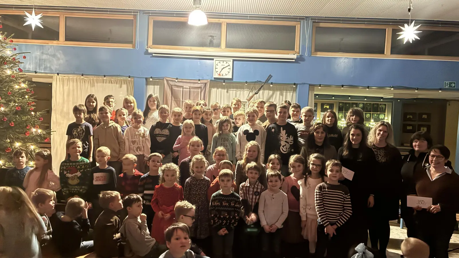 Grundschüler und Vorschulkinder gestalteten eine ansprechende Adventsfeier. (Bild: Kerstin Högler)