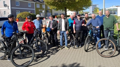 Der CSU Ortsverband Hammerweg mit dem Rad auf Info-Tour.  (Bild: Dagmar Nachtigall)