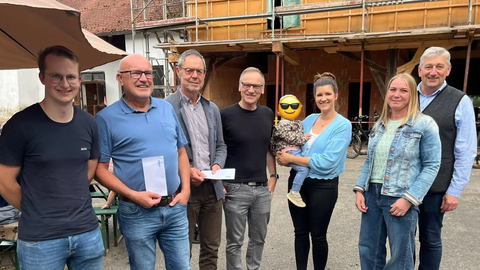 v.l.n.r.: Stv. JU-Vorsitzender Nico Sommerer, Bernd Lux - Förderverein Kapplfreunde, Willi Prechtl - Förderverein Basilikafreunde, Bürgermeister Bernd Sommer, stv. Fraktionsvorsitzende Franziska Härtl, stv. FU-Vorsitzende Dian Männer, Ortsvorsitzender Markus Scharnagl bei der Spendenübergabe.  (Bild: Ferdinand Sperber)