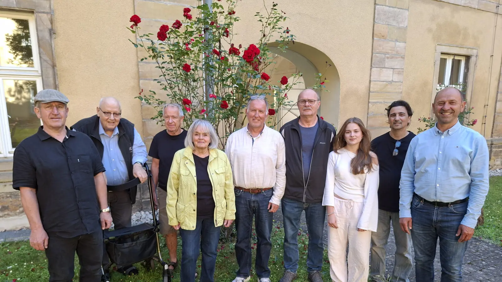 Die Ensdorfer Künstler Herbert Scharl, , Kurt Hügelschäffer, Margot Babl, Gerd Seidel, Siegfried Link, Charlotte Sperl und Giovanni Pennella (von links) freuen sich mit Klosterdirektor P. Ulrich Schrapp (2.v.li.) und Bürgermeister Hans Ram (rechts) auf die Ausstellung (Bild: Lothar Trager)