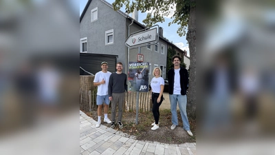 Schulanfang - Auf dem Bild von links nach rechts:<br>Vorstandsmitglied Maximilian Berek, JU Ortsvorsitzender Maximilian Kastner, Vorstandsmitglied Tanja Mai und Vorstandsmitglied Uli Schmelzer. (Bild: Fabian Kastner)
