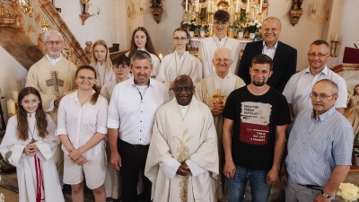 Von rechts nach links: Alfred Benkner, Gerhard Kraus (PGR), Sebastian Schneider, Josef Fischer (PGR), Pfarrer Häring, Pfarrer Dr. Charles Ifemeje, Stefan Lorenz, Lena Kellner, Pater Kniffki und einige Minis. (Bild: Rita Weidhas)