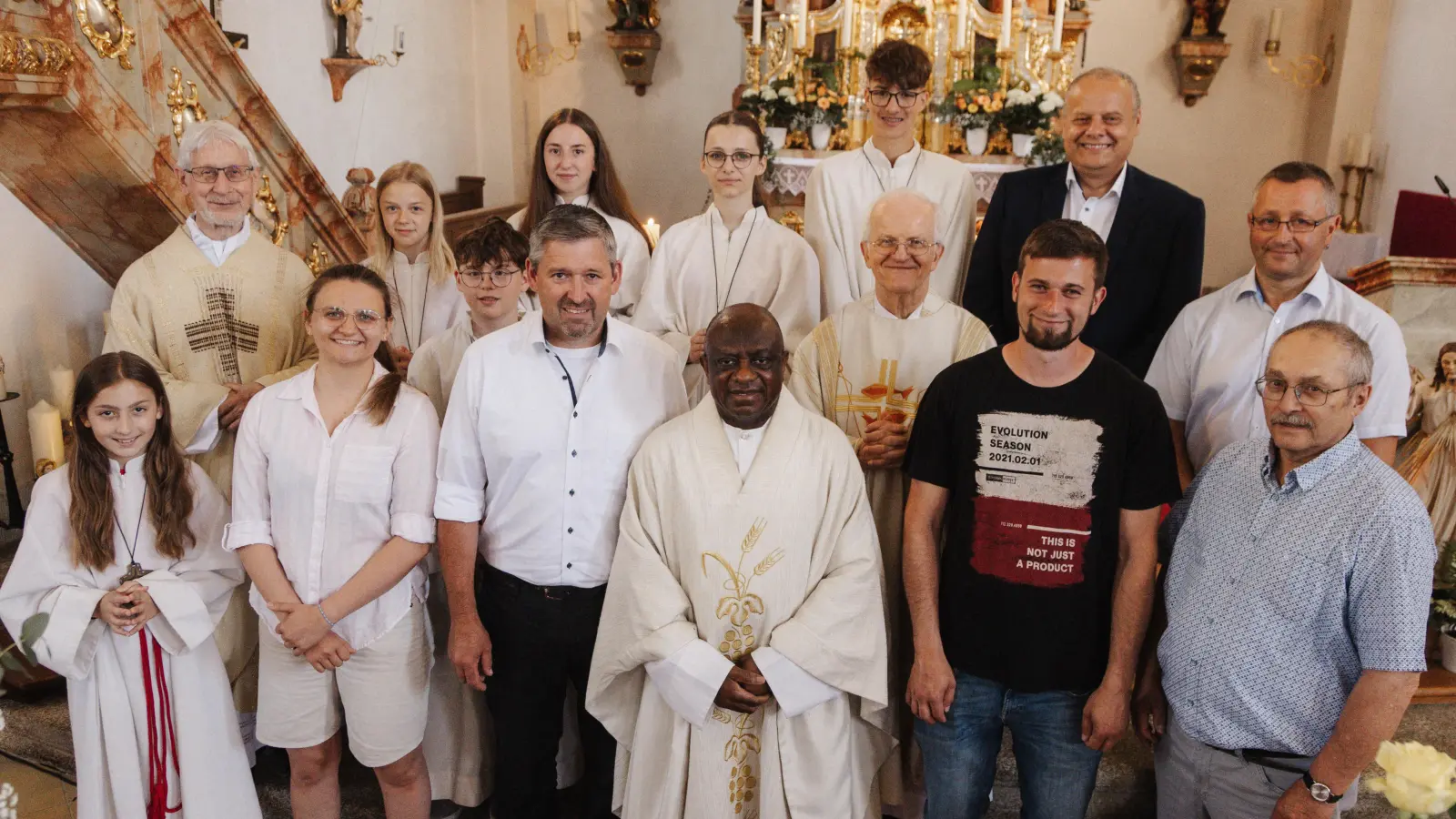Von rechts nach links: Alfred Benkner, Gerhard Kraus (PGR), Sebastian Schneider, Josef Fischer (PGR), Pfarrer Häring, Pfarrer Dr. Charles Ifemeje, Stefan Lorenz, Lena Kellner, Pater Kniffki und einige Minis. (Bild: Rita Weidhas)