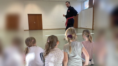 Kinder hören dem Sensei zu. (Bild: Nicole Pfab)