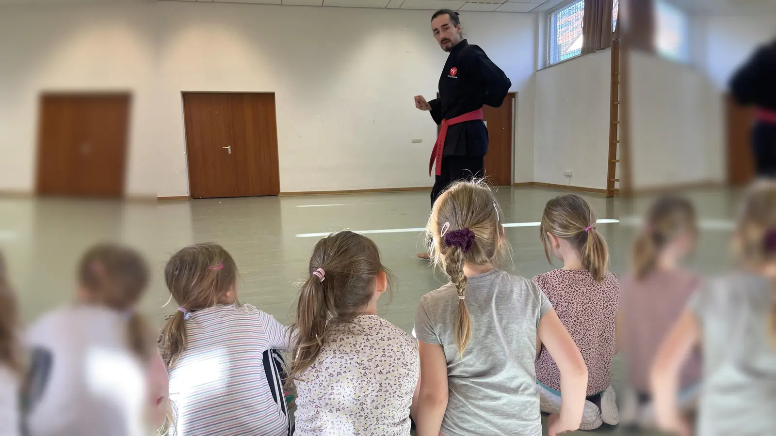 Kinder hören dem Sensei zu. (Bild: Nicole Pfab)