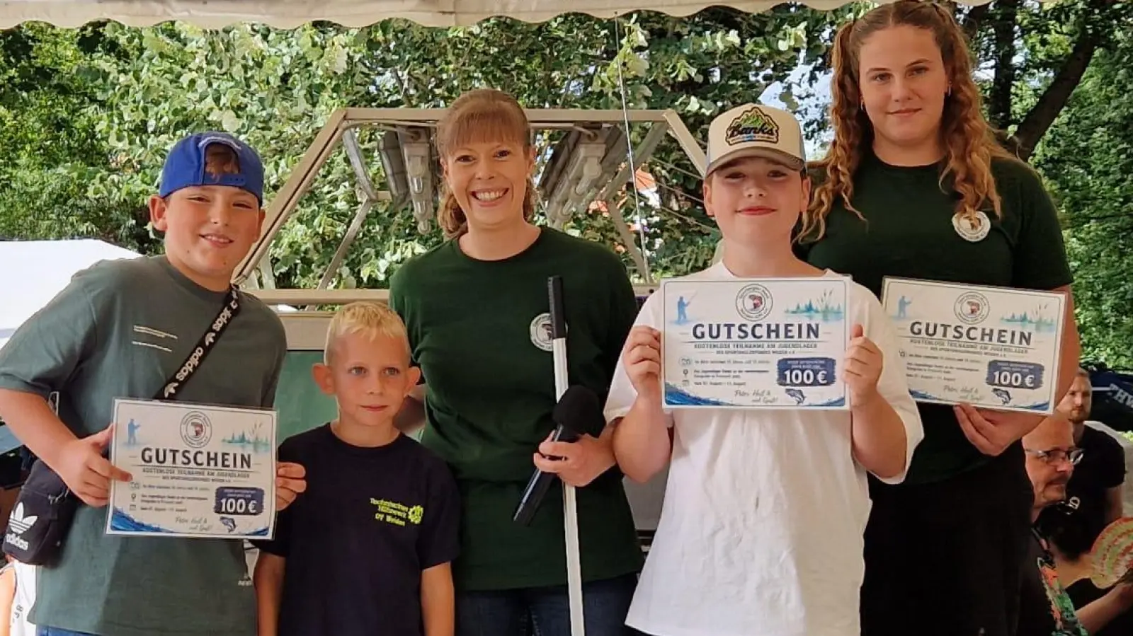 Gewinner Karpfenquiz und Jugendleitung. (Bild: Jennifer König)