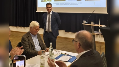 MU-Kreisvorsitzender Leoanhard Zintl konnte Bürgermeister Roman Schäffler, MdL Tobias Reiß und Landrat Roland Grillmeier unter den Gästen begrüßen. (Bild: Roman Melzner)