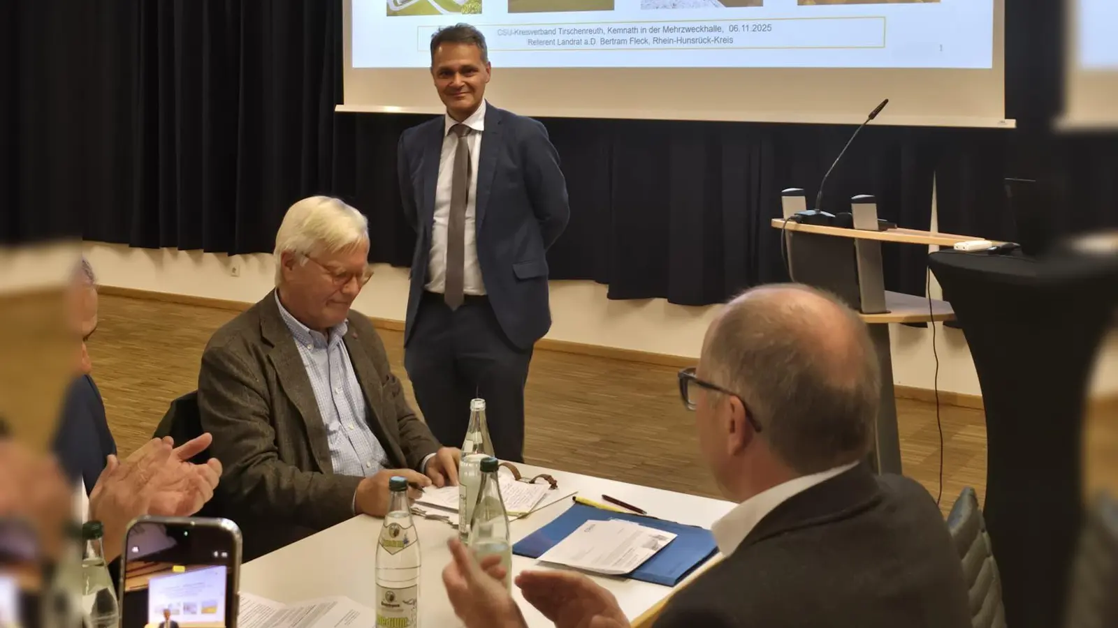 MU-Kreisvorsitzender Leoanhard Zintl konnte Bürgermeister Roman Schäffler, MdL Tobias Reiß und Landrat Roland Grillmeier unter den Gästen begrüßen. (Bild: Roman Melzner)