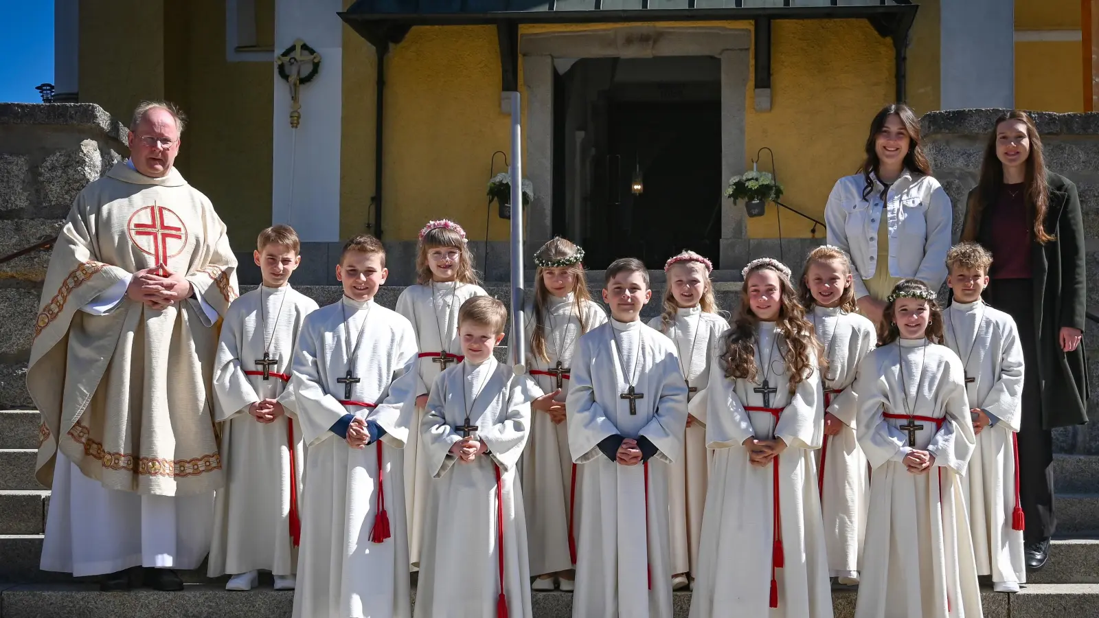 Die Erstkommunionkinder der Pfarrei St. Michael Wiesau mit Pfarrer Markus Nees und ihren Lehrerinnen. (Bild: Jennifer Hankl )
