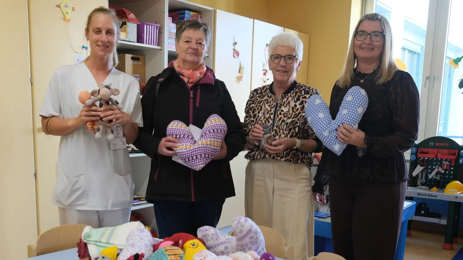 Wunderschöne handgefertigte Sachen, hergestellt von Waltraud Schuster und ihren Stricklieseln erfreuen das Klinikum St. Marien Amberg. (Bild: Sandra Dietl)