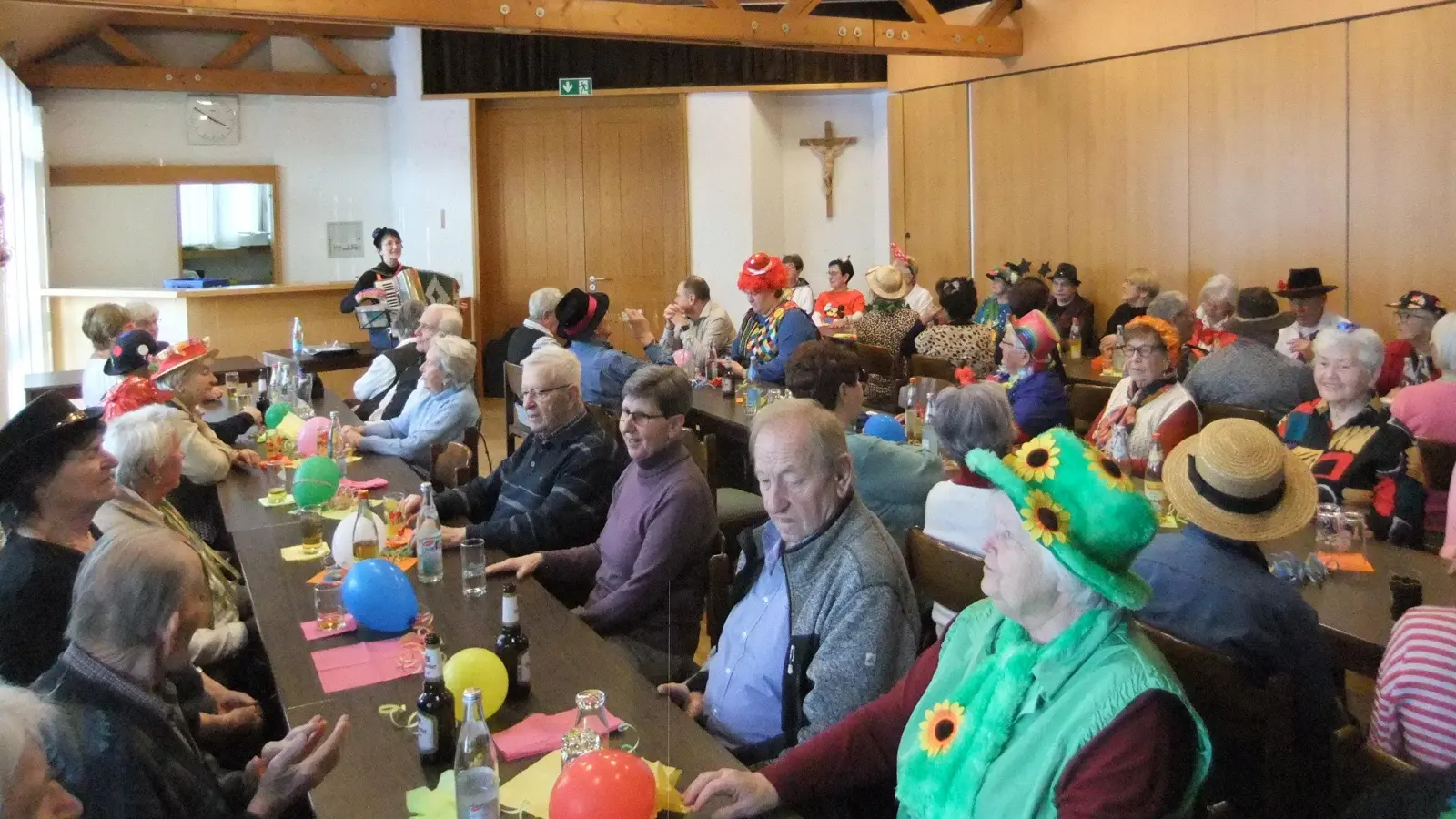 Die Ebermannsdorfer Senioren waren beim Seniorenfasching sichtlich alle gut drauf und ließen bei der Musik mit der Steierischen von Heike Fruth (vorne, mittig am Eingang zu sehen mit ihrer Steierischen) auch bei Gesang nicht locker. Der Pfarrsaal war voll besetzt und es waren viele lustige Maschkerer. Und Gemeindereferentin Kathrin Blödt meinte: Tolle Stimmung und alles im Griff.  (Bild: Michael Götz)