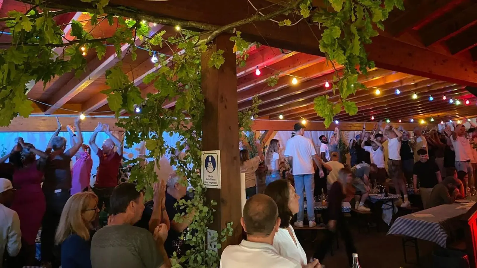 Das Publikum im FCS-Weinfestzelt war außer sich vor Begeisterung. Zu der Musik von Markus Brand tanzten die Leute auf den Bänken und amüsierten sich prächtig. (Bild: Sonja Schulz)