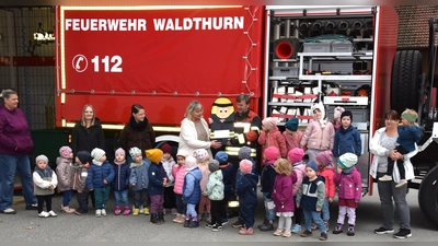 Martina Lorenz, stellvertretende Kita-Leitung, überreicht an Brandschutzerzieher Josef Pflaum als Dankeschön eine Feuerwehrmannkarte.  (Bild: Tanja Pflaum)