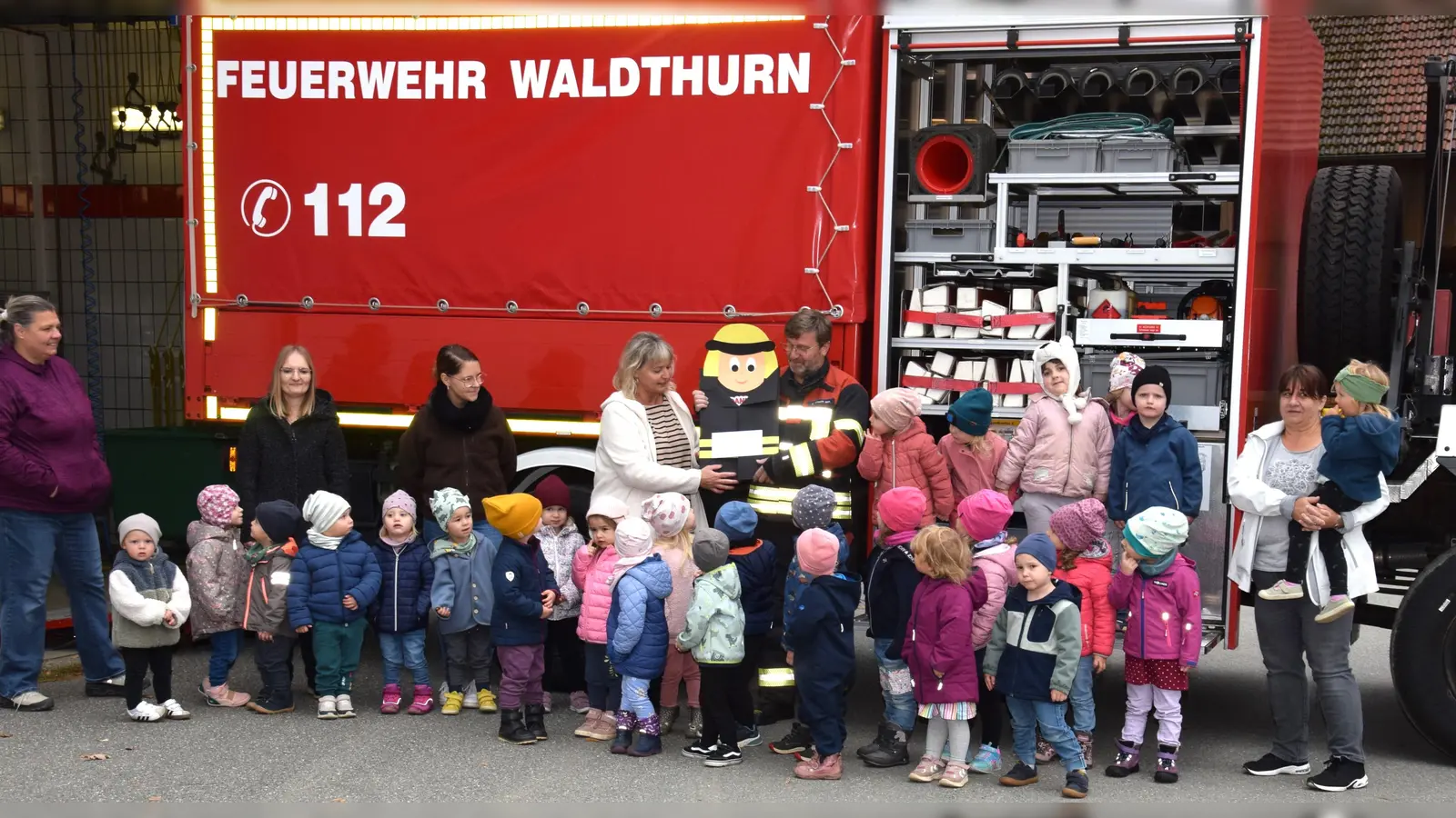 Martina Lorenz, stellvertretende Kita-Leitung, überreicht an Brandschutzerzieher Josef Pflaum als Dankeschön eine Feuerwehrmannkarte.  (Bild: Tanja Pflaum)