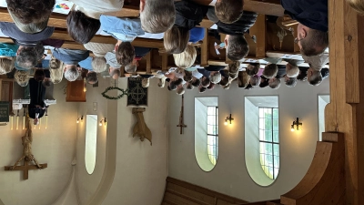 Ausgerechnet das 30-jährige Jubiläum des Schlössl-Gottesdienstes musste wegen Regenwetter in der Kirche gefeiert werden - die Gemeindemitglieder kamen gerne zum mitfeiern! (Bild[M]: Isgard Forschepiepe )
