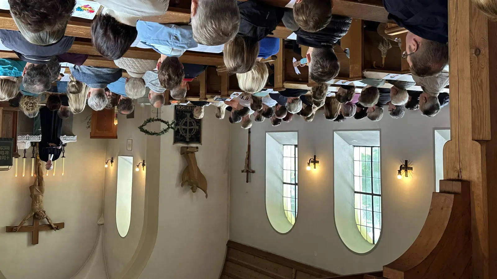 Ausgerechnet das 30-jährige Jubiläum des Schlössl-Gottesdienstes musste wegen Regenwetter in der Kirche gefeiert werden - die Gemeindemitglieder kamen gerne zum mitfeiern! (Bild[M]: Isgard Forschepiepe )