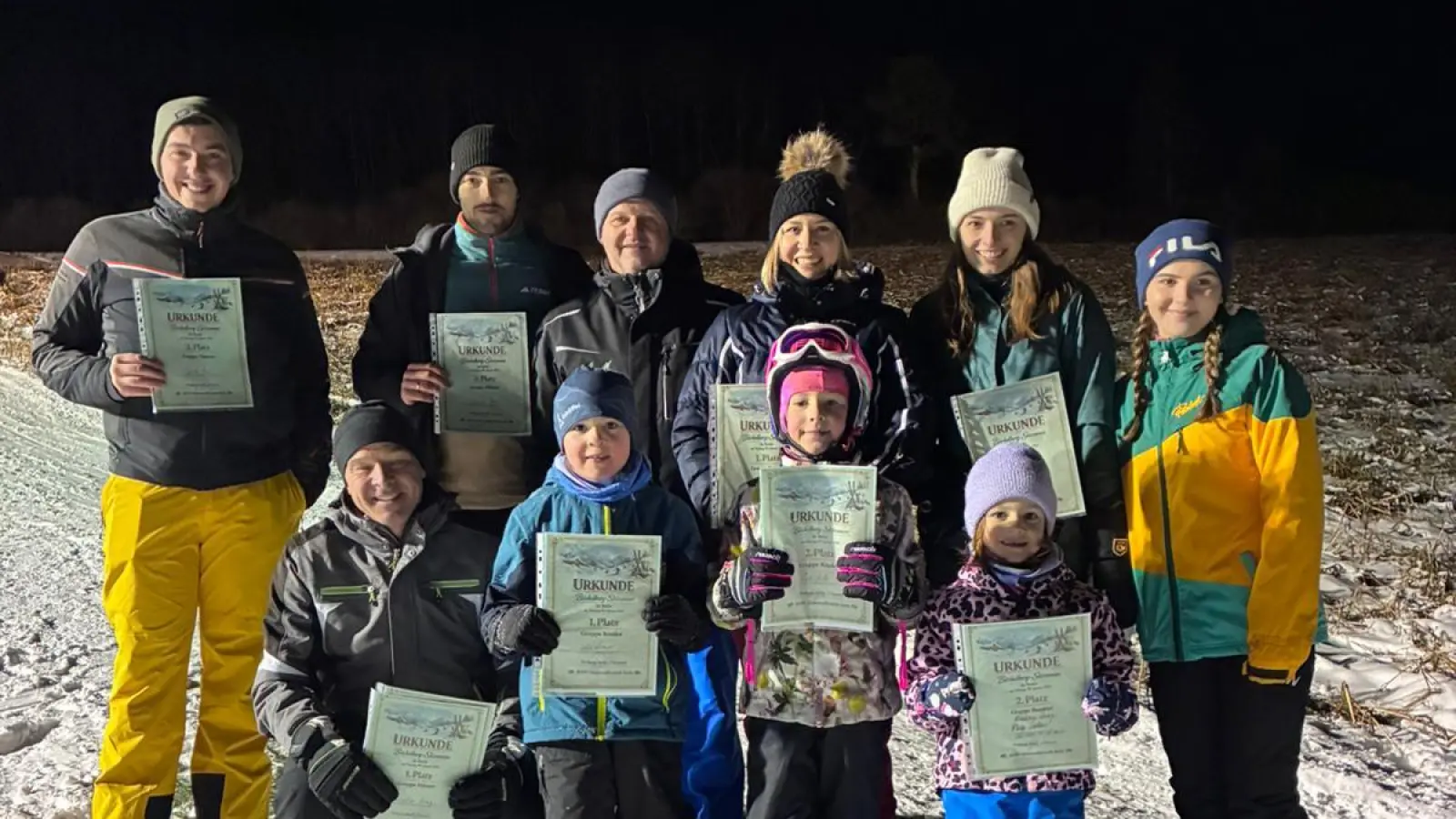 Siegerehrung durch den 1. Vorsitzenden der BMW- Motorrad Freunde Stein Wolfgang Strehl (hintere Reihe 3. von links). (Bild: Wolfgang Strehl)